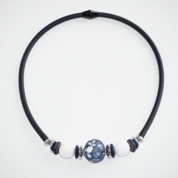Collier mit handgearbeiteten Papierkugel