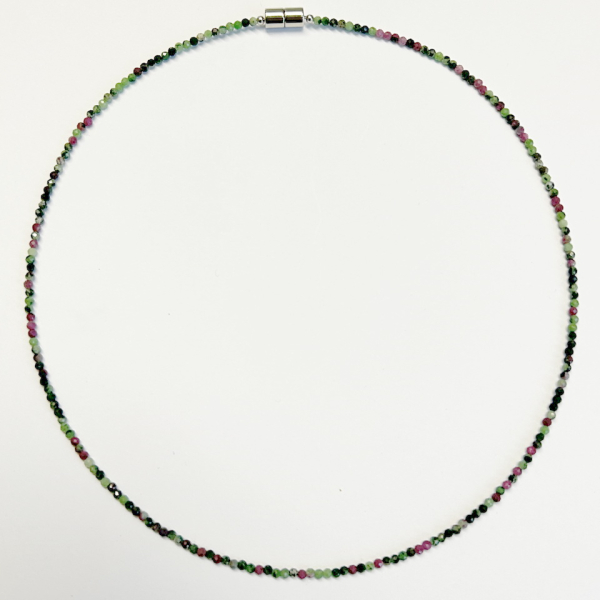 Collier Fein, Rubinzoisit
