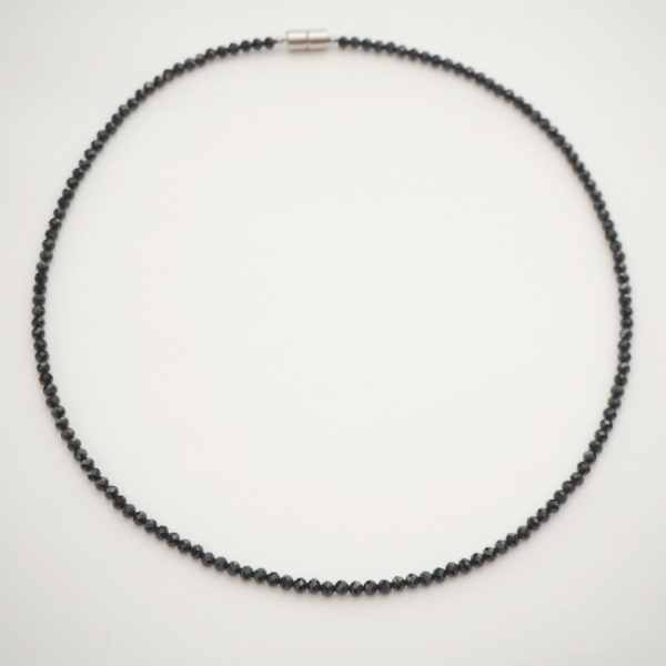 Collier Fein, Spinell